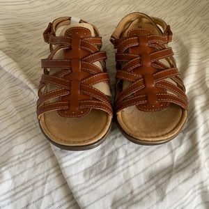 Brand new leather Naturalizer Jamboree sandal in cognac.